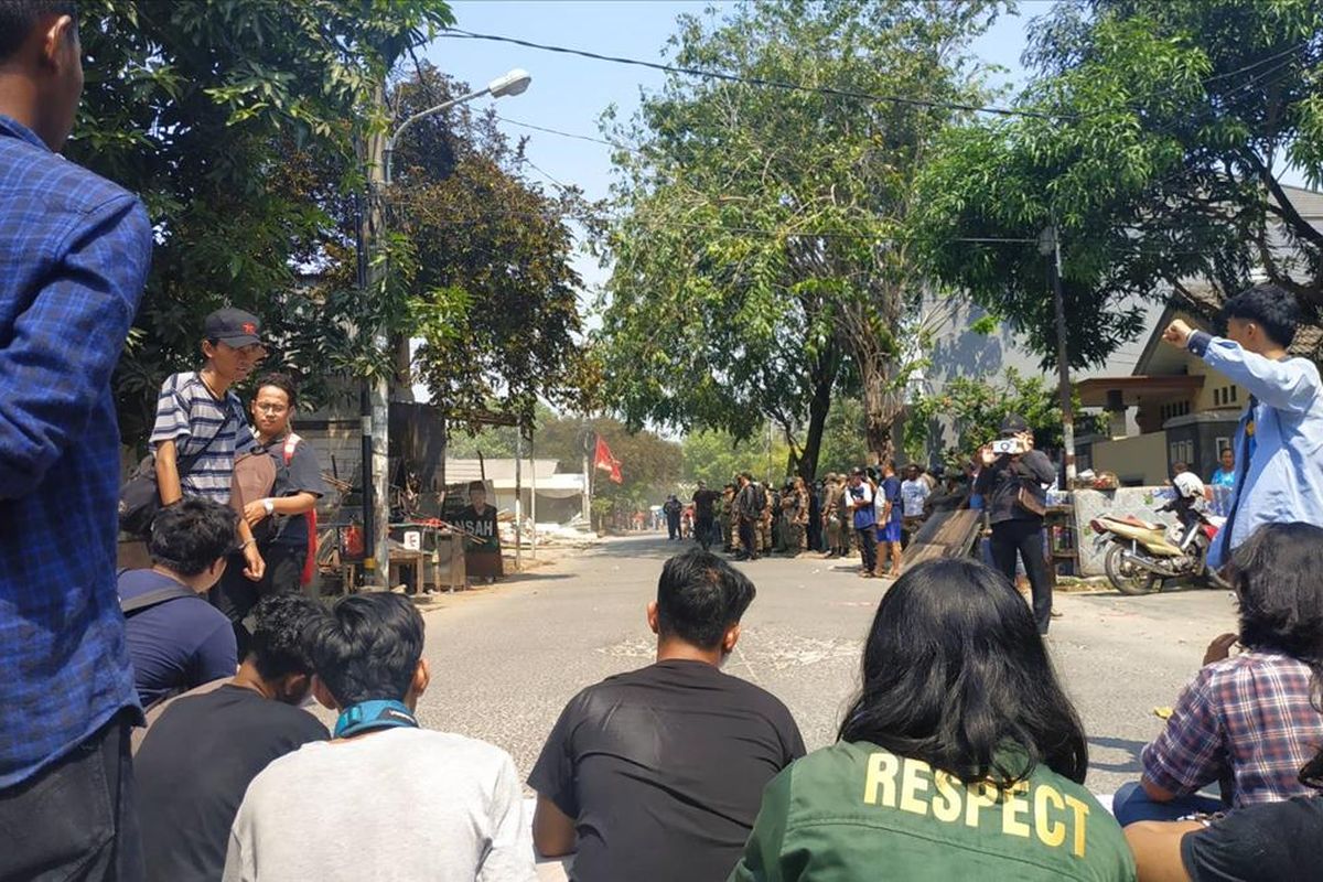 Sejumlah pemuda bertahan di terik siang sebagai bentuk penolakan terhadap penggusuran rumah warga di Jalan Bougenville Raya RT 001 RW 011 Jakasampurna, Bekasi Barat, Kamis (25/7/2019).