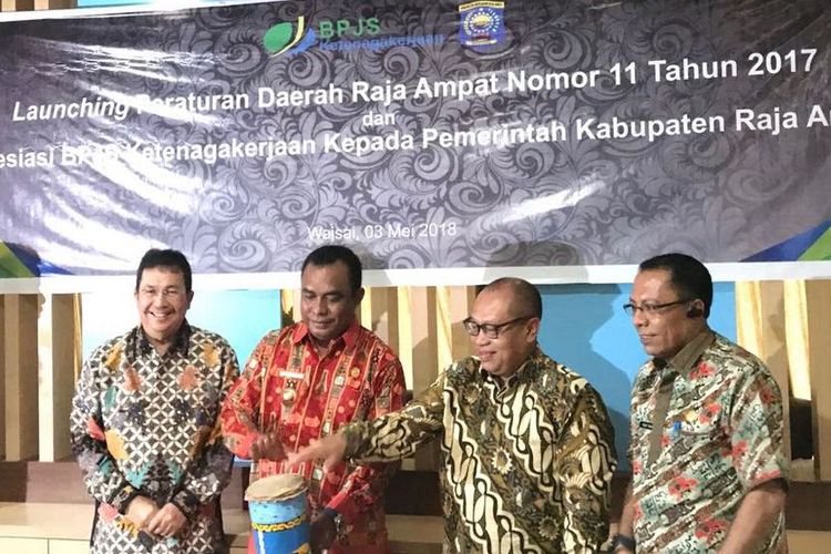 Bupati Raja Ampat, Abdul Faris Umlati dan Direktur Utama BPJS Ketenagakerjaan, Agus Susanto, memukul tifa sebagai simbol peluncuran Perda Nomor 11 Tahun 2017. (Dok. Humas BPJS Ketenagakerjaan)