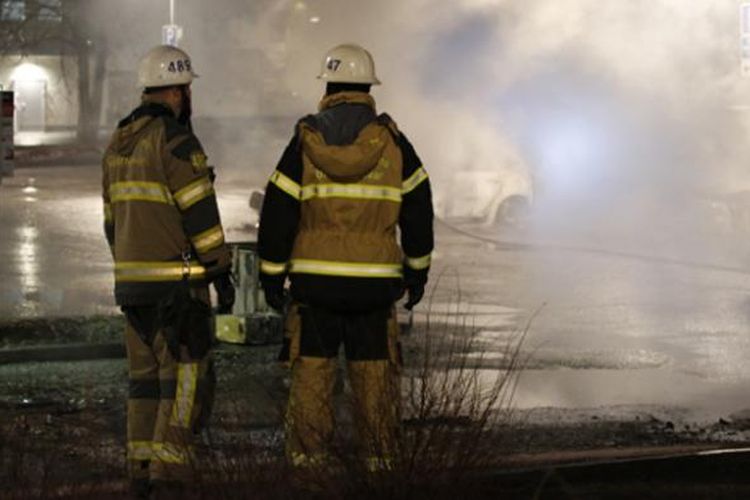 Petugas gawat darurat sedang menangani dampak kerusuhan yang pecah di Rinkeby, pinggiran Kota Stockholm, Swedia, pada Senin malam waktu setempat. 