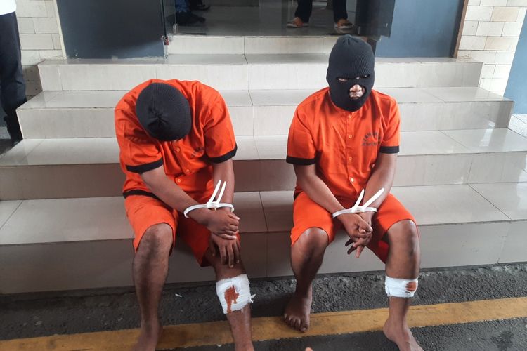 Dua tersangka pencurian di Rumah Jaksa Komisi Pemberantasan Korupsi (KPK) berinisial FAN, yakni SIP (31) asal Kendari dan JN (32) asal Makassar saat dihadirkan dalam jumpa pers di Mapolda DIY.
