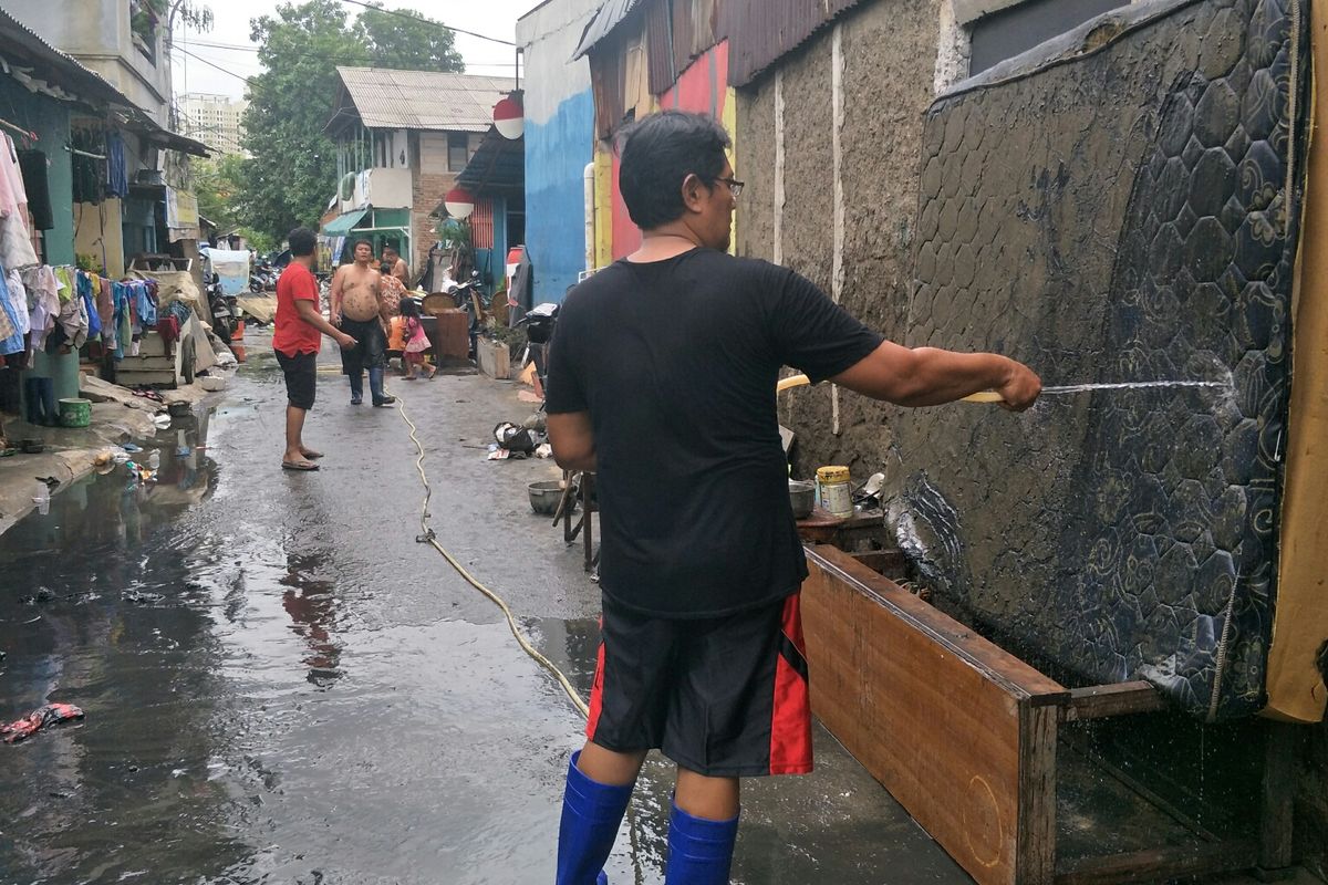 Warga mulai bersih-bersih di Jalan Dharma Wanita, Rawa Buaya, Cengkareng, Jakarta Barat, Sabtu (4/1/2020).