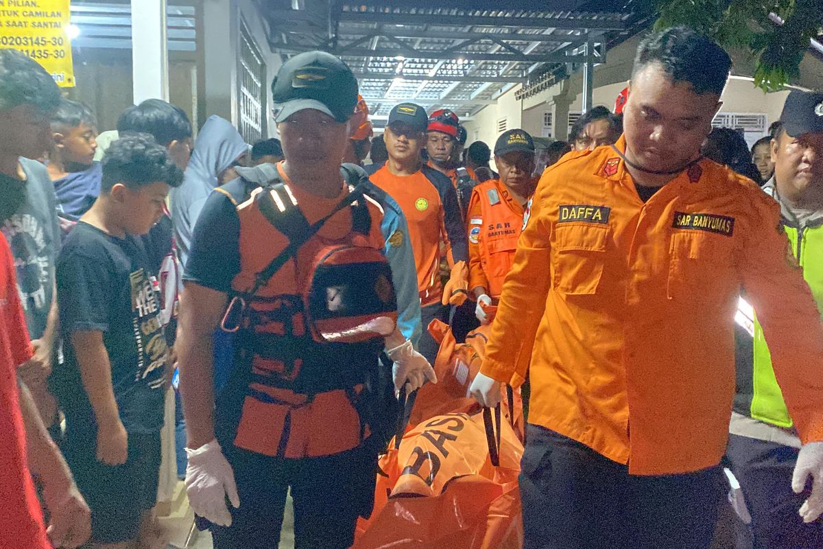 Jasad AR (19), korban kecelakaan tunggal yang tercebur dievakuasi tim SATLR gabungan di Kali Pelus Kali Pelus, Desa Kedondong, Kecamatan Sokaraja, Kabupaten Banyumas, Jawa Tengah, Minggu (11/4/2026) malam.