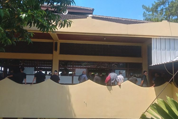 Musisi legendaris Acil Bimbo meninggal dunia setelah berjuang melawan kanker yang dideritanya. Acil meninggal di usia 82 tahun.