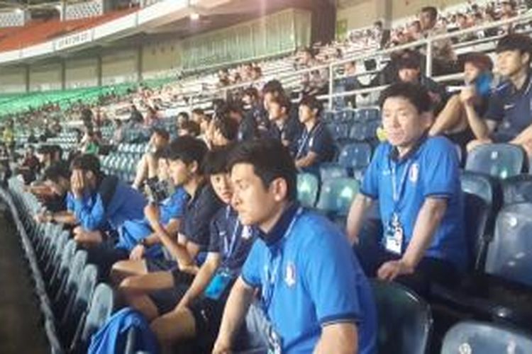 Para pemain Korea Selatan U-23 menyaksikan laga Indonesia U-23 melawan Timor Leste U-23 di Stadion Utama Gelora Bung Karno, Senayan, Jakarta, Jumat (27/3/2015).