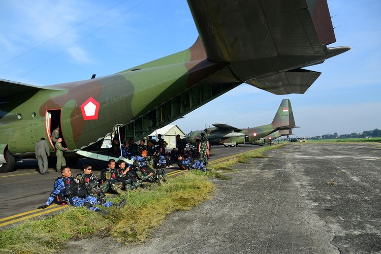 Penerjun tengah duduk menunggu waktu penerbangan dengan menggunakan pesawat C 130 Hercules dari Skuadron Udara 32 Lanud Abdulrachman Saleh. Sebanyak 50 penerjun melakukan atraksi terjun payung di Hari Ulang Tahun (HUT) Tentara Nasional Indoensia (TNI) Angkatan Udara (AU)