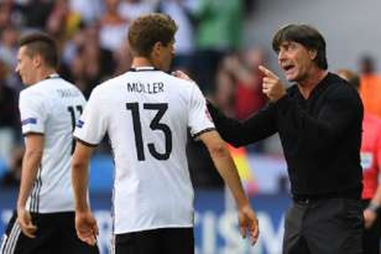 Pelatih Jerman, Joachim Loew, memberi instruksi kepada Thomas Mueller pada pertandingan kontra Slowakia, Minggu (26/6/2016).
