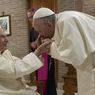 Paus Fransiskus Kunjungi dan Cium Tangan Eks Paus Benediktus XVI