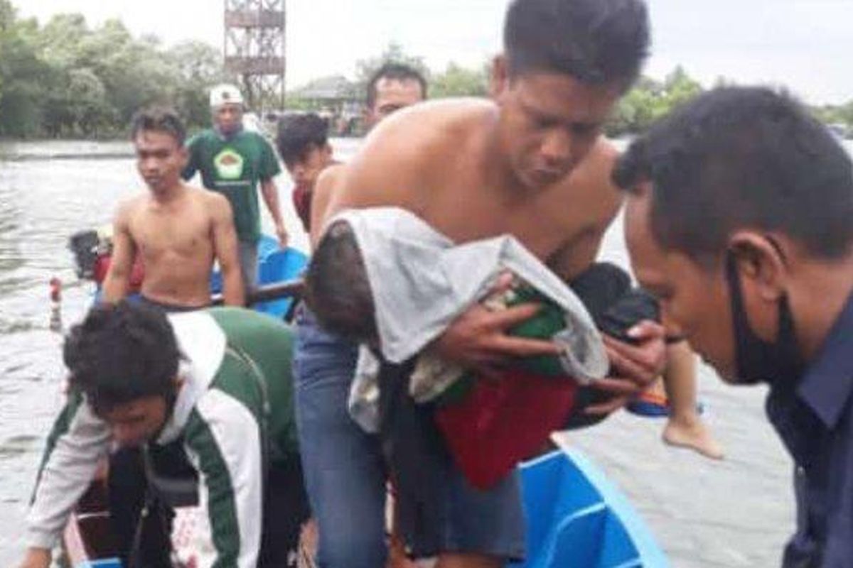 Evakuasi balita korban perahu terbalik di wisata Jembatan Cinta Tarumajaya, Kabupaten Bekasi, Minggu (6/12/2020). 