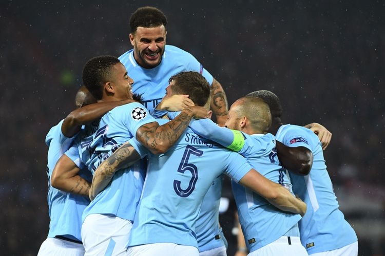 Para pemain Manchester City merayakan gol John Stones (5) ke gawang Feyenoord Rotterdam pada pertandingan fase grup di di Stadion De Kuip, Rabu (13/9/2017).