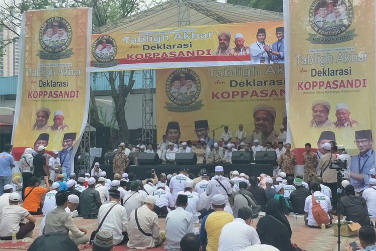 Capres nomor urut 2 Prabowo Subianto menghadiri deklarasi dukungan Komando Ulama Pemenangan Prabowo-Sandi di Lapangan GOR Soemantri Bordjonegoro, Kuningan, Jakarta Selatan, Minggu (4/11/2018).  