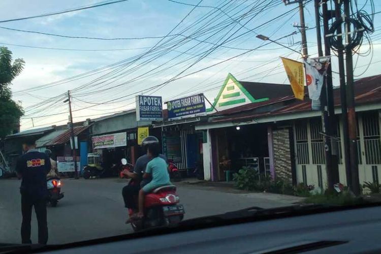 Sejumlah alat kampanye Caleg maupun Capres dan Cawapres masih terpasang di tiang listrik di sepanjang jalan Abdul Muttalib Daeng Narang Kelurahan Paccinongang, Kabupaten Gowa, Sulawesi Selatan. Selasa, (13/2/2024).