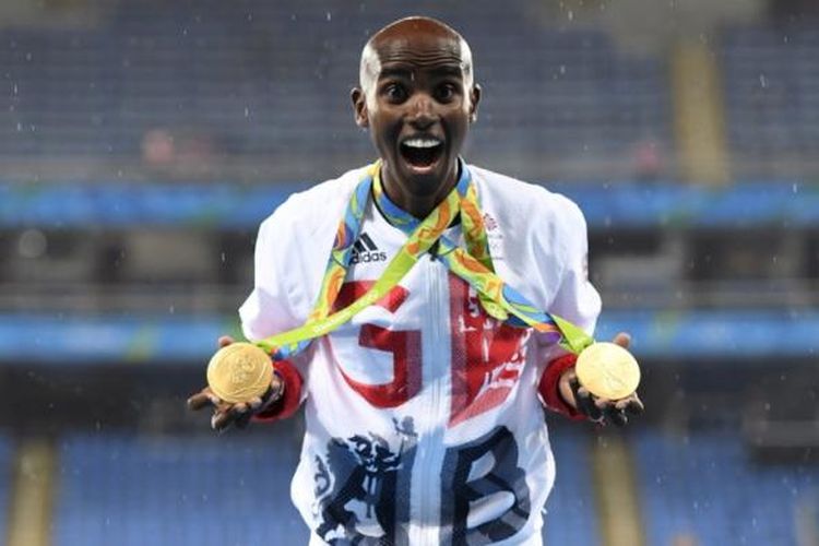 Pelari Inggris Raya, Mo Farah, berfoto dengan dua medali emas Olimpiade Rio yang dimenanginya dari lomba lari nomor 5.000 meter dan 10.000 meter di dekat podium juara di Olympic Stadium, Rio de Janeiro, Brasil, Sabtu (20/8/2016).
