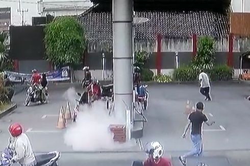 Detik-detik Pria Lempar Korek Api yang Menyala ke Tangki Motor di SPBU Cirebon