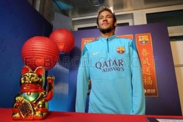 Bintang Barcelona, Neymar, saat merayakan Tahun Baru Imlek 2014. 