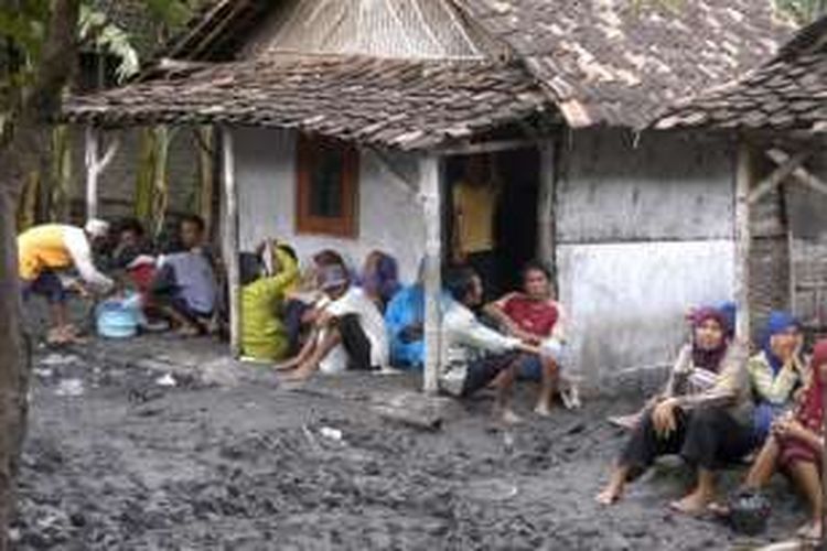 Sejumlah pasien pengobatan tradisional di Dusun Kedungsari, Desa Balongsari, Kecamatan Megaluh, Kabupaten Jombang, Jawa Timur, Minggu (1/2/2009), menunggu giliran untuk berobat pada tabib cilik, M Ponari (9). Dalam tiga pekan terakhir ini ribuan orang dari sejumlah daerah, bahkan negara tetangga, datang ke sini, berharap Ponari mampu menyembuhkan penyakit mereka.