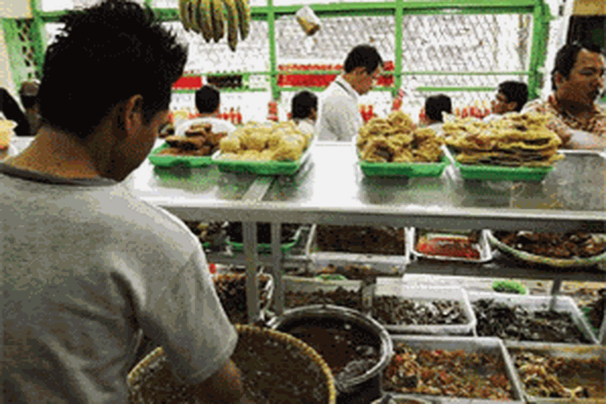 Suasana Warteg Warmo di Tebet, Jakarta Selatan.