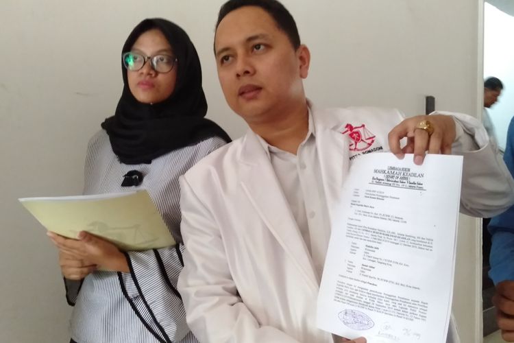 Pitra Romadoni, kuasa hukum dua anak buah dosen yang rencanakan bom, di Gedung Ditreskrimum Polda Metro Jaya, Kamis (24/10/2019).