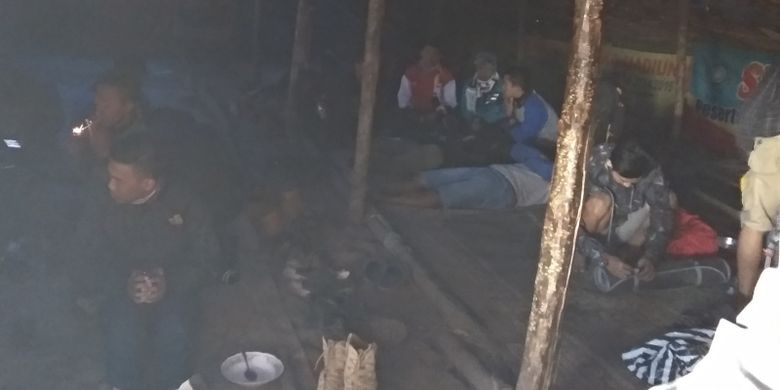 para pendaki sedang beristirahat dan menikmati makanan di warung Mbok Yem