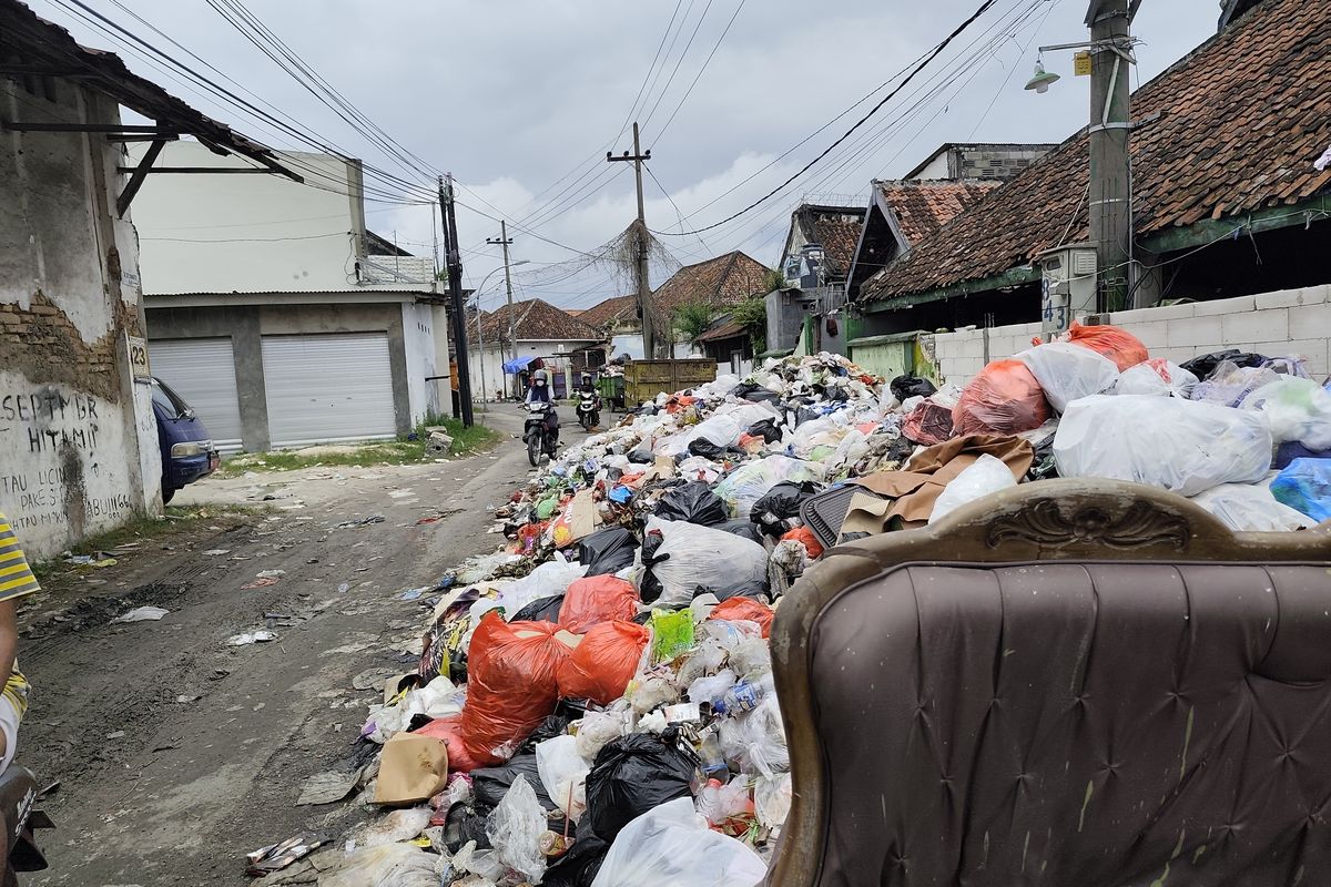 Pengendara motor melintas di Jalan Letnan Sunarto 