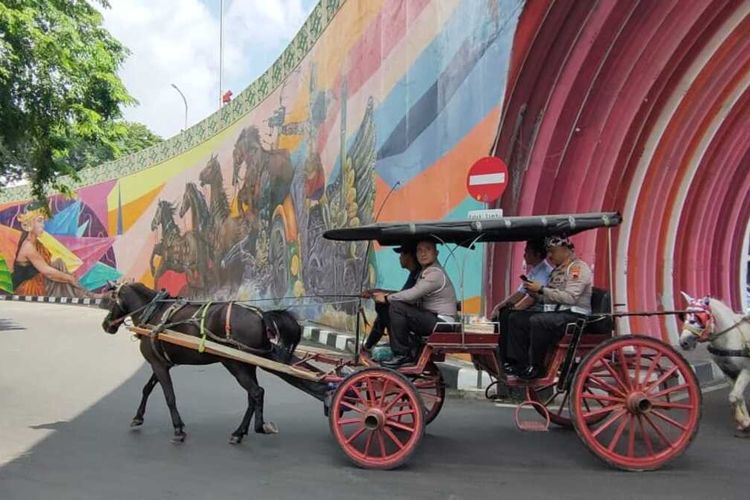 Polda Jateng simulasi keberangkatan tamu undangan pernikahan Kaesang Pangarep dengan Erina Gudono dari lokasi parkir Stadion Manahan dan Benteng Vastenburg, direncanakan menggunakan andong dan becak, Selasa (6/12/2022).