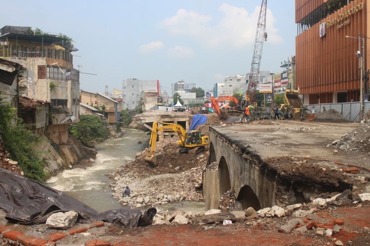 Kondisi pertokoan jompo di Kabupaten Jember, SIsa ruko yang berdiri di sempadan sungai jompo sudah dirobohkan selama lima hari