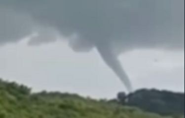 Potongan video yang memperlihatkan angin puting beliung menerjang 3 rumah warga di Magetan, Jawa Timur, Rabu (11/12/2024). Puting beliung selama 5 menit ini membuat rumah yang diterjang mengalami kerusakan pada bagian atap rumah, genting dibawa angin.