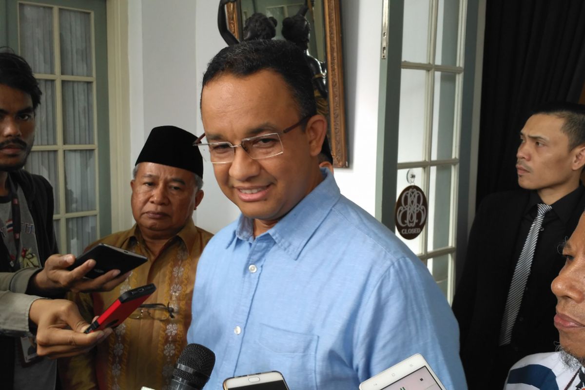 Calon gubernur DKI Jakarta Anies Baswedan usai makan siang bersama dengan sejumlah tokoh di Bunga Rampai, Jakarta Pusat, Minggu (16/4/2017).