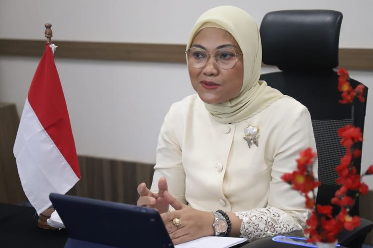 Menteri Ketenagakerjaan Ida Fauziyah memberikan sambutan dalam suatu acara yang dihelat secara virtual, Kamis (3/12/2020).