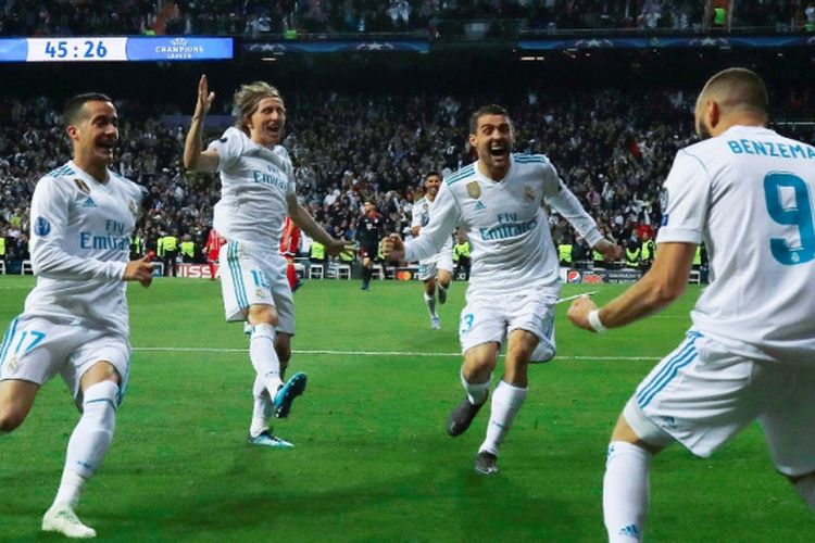 Penyerang Real Madrid, Karim Benzema (kanan), merayakan gol yang dicetak ke gawang Bayern Muenchen dalam laga leg kedua semifinal Liga Champions di Stadion Santiago Bernabeu, Madrid, Spanyol pada 1 Mei 2018.