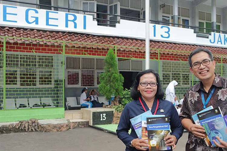 Buku teks kurikulum 2013 diterima langsung oleh Kepala Sekolah SMP N 13 Jakarta, Selasa, (19/07/2016)