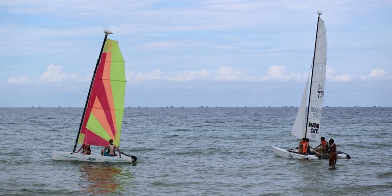 Sailing atau berlayar di pantai Lagoi Bintan bisa bebas dilakukan wisatawan sejak pagi dan sore hari di Club Med Bintan, yang merupakan salah satu fasilitasya.