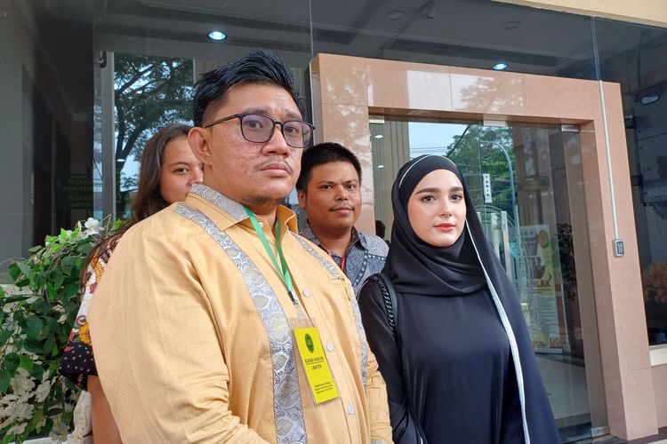 Yasmine Ow (kanan) dan kuasa hukumnya, Machi Ahmad di Pengadilan Agama Cibinong, Jawa Barat, Rabu (22/5/2024).