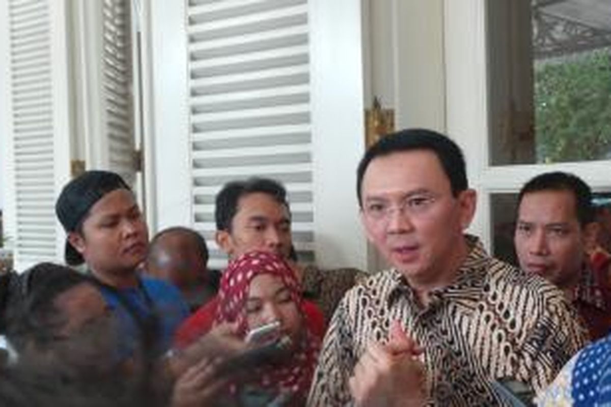 Gubernur DKI Jakarta Basuki Tjahaja Purnama seusai melepas truk operasi pasar PD Pasar Jaya, di Balai Kota, Kamis (2/7/2015). 