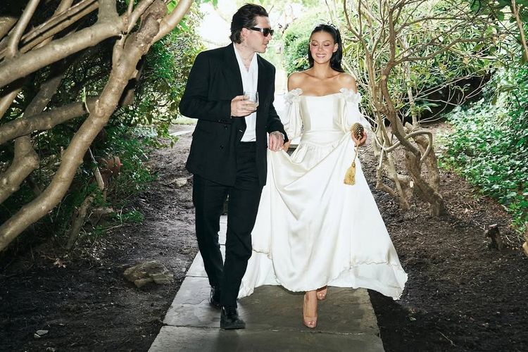 Nicola Peltz Beckham memukau di pembaruan sumpah nikah, mengenakan gaun pengantin vintage milik sang ibu dari 1985.