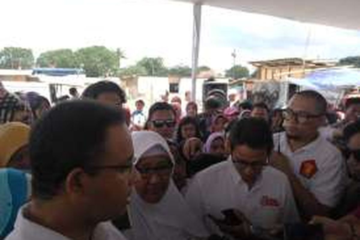 Pasangan calon gubernur-wakil gubernur DKI Jakarta, Anies Baswedan-Sandiaga Uno saat berdialog dengan warga Kampung Akuarium, Jakarta Utara, Sabtu (7/1/2017).