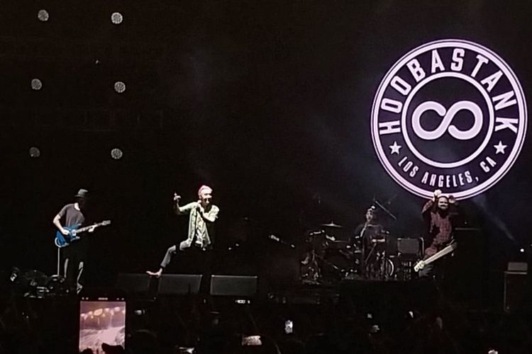 Grup band Hoobastank tampil di Everblast Festival, di JIExpo, Kemayoran, Jakarta Pusat, Minggu (5/3/2023).