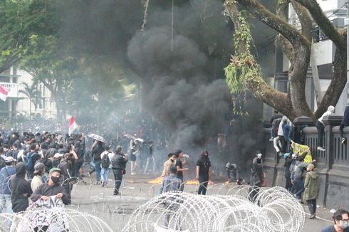 Demo Tolak Omnibus Law di Malang Ricuh, 80 Orang Diamankan, 4 Motor dan 1 Mobil Patwal Dibakar