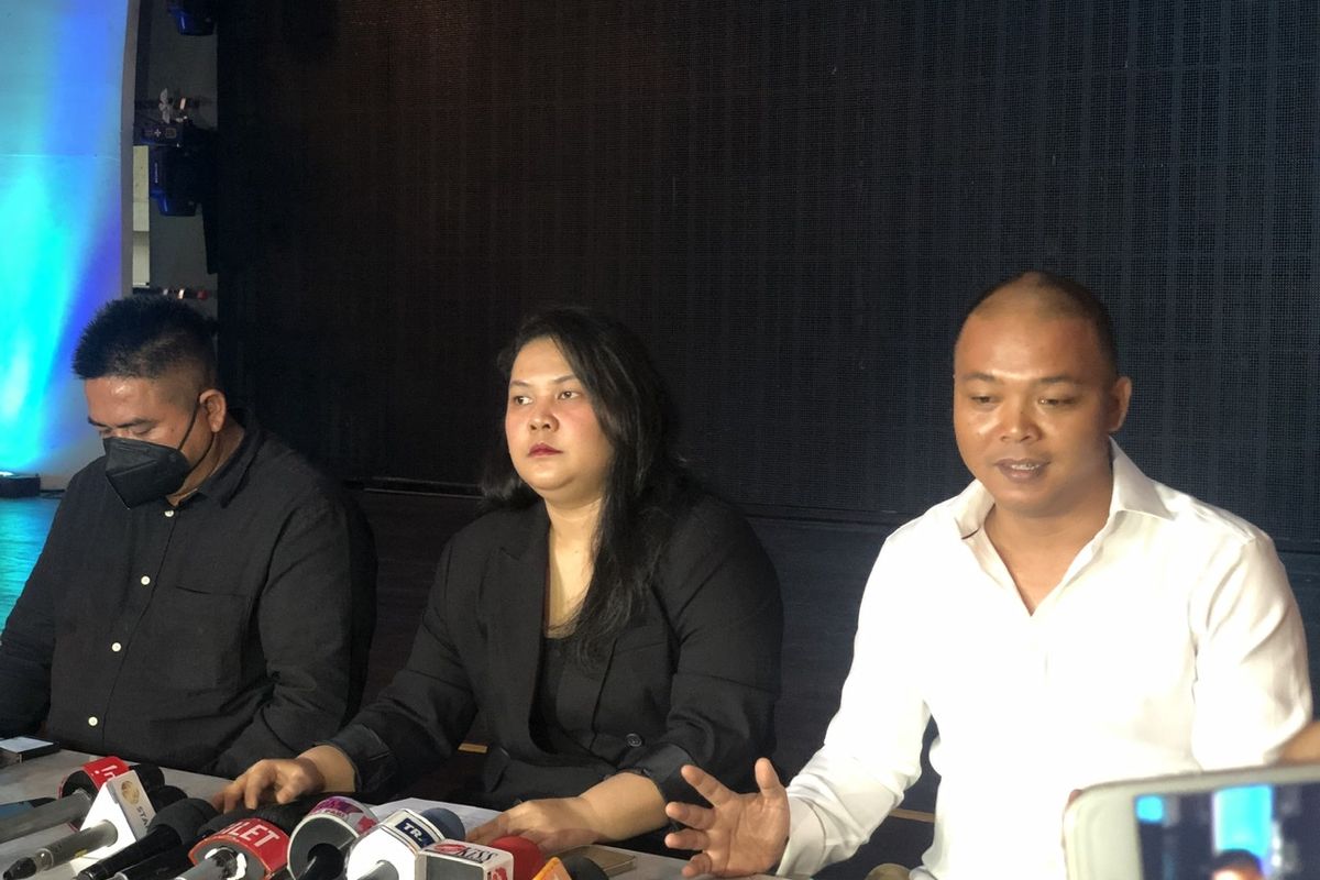Ditya Andrista dan kuasa hukumnya, Banggua Togu Tambunan di kawasan SCBD Jakarta Selatan, Selasa (5/10/2021). 