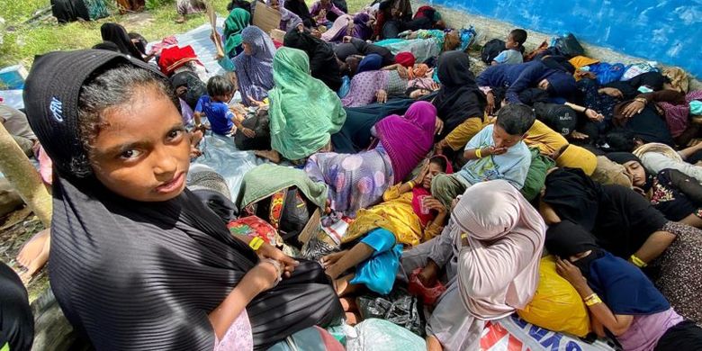 
Pengungsi Rohingya berada di tempat penampungan sementara, dan ditolak oleh sekelompok warga Aceh berada di wilayahnya.