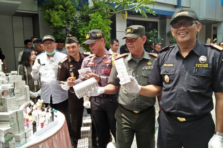 Beberapa bungkus rokok ilegal yang berhasil disita oleh petugas Bea dan Cukai Gresik.