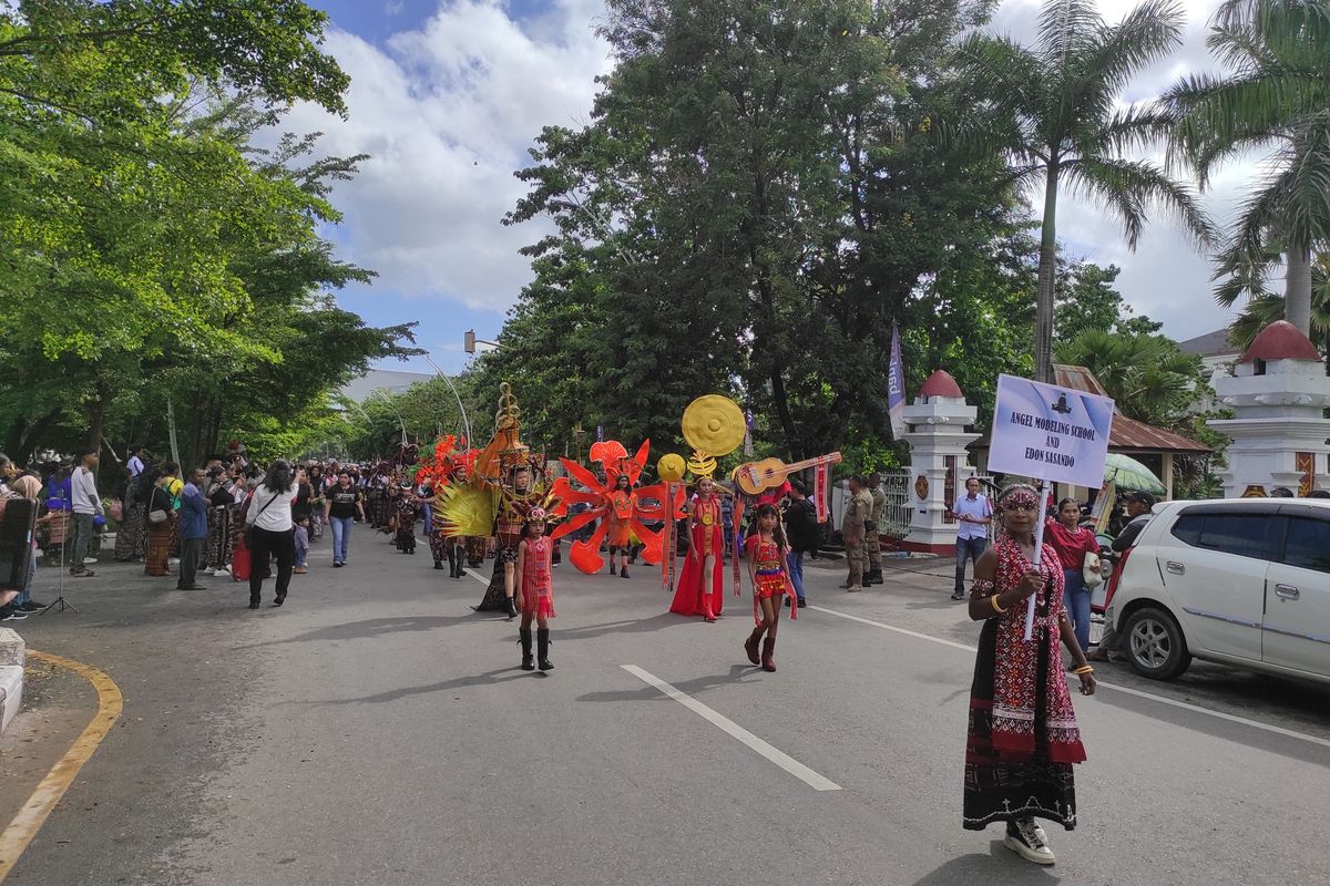 Parade Bertenun Saat HUT Ke-66 NTT, Ratusan Motif Tenunan Dipamerkan 