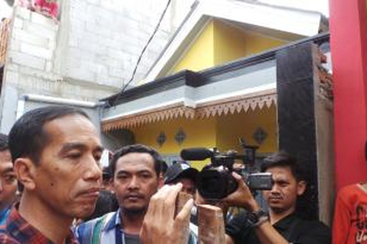 Gubernur DKI Jakarta Joko Widodo meninjau pembangunan kampung deret di Cilincing, Jakarta Utara, Minggu (2/2/2014). Sebanyak 41 rumah di RT 12 RW 04 Kelurahan Cilincing diubah menjadi kampung deret.