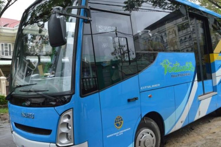 Bis Trans Pontianak Khatulistiwa bantuan dari Kementerian Perhubungan yang sedang uji coba beroperasi di Pontianak, Kalimantan Barat (2/2/2017)