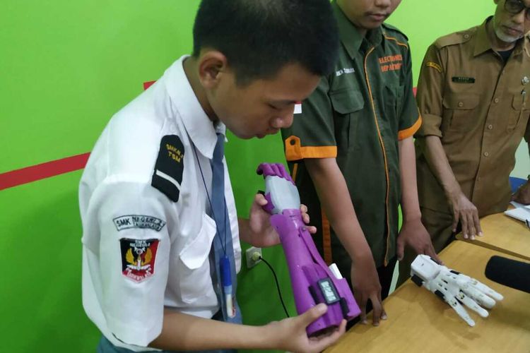 Siswa SMK Negeri 2 Tasikmalaya mampu menciptakan tangan robot bagi kaum disabilitas dengan harga murah dengan bahan yang digunakan hanya butuh biaya 35 Dollar US. Didampingi kepala sekolahnya siswa ini menunjukkan hasil karyanya di sekolahnya, Selasa (21/1/2020).