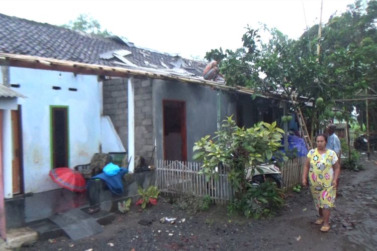 Kondisi rumah warga usai diterpa angin puting beliung, Rabu (16/11/2022)