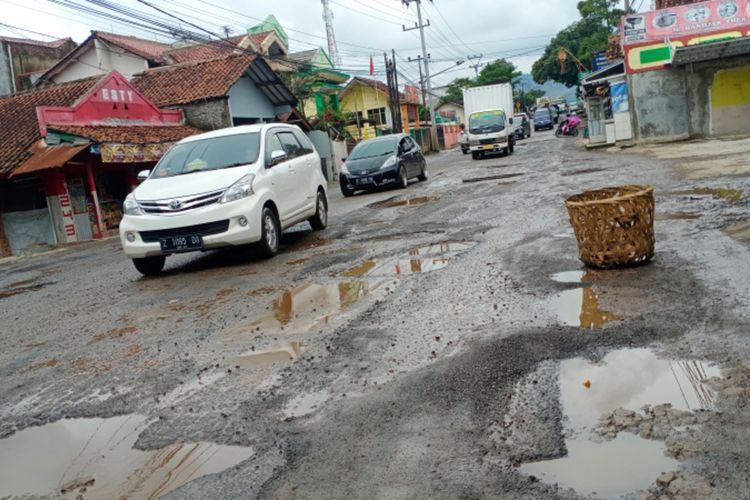 Ruas jalan raya Garut-Bandung di Kecamatan Kadungora yang rusak berat dan sempat memakan korban jiwa karena kecelakaan lalulintas saat menghindari jalan yang berlubang