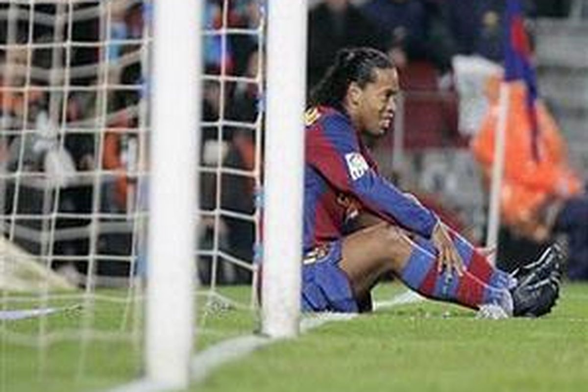 Ronaldinho semakin frustrasi di musim ini, karena tak kunjung menemukan bentuk permainan terbaik.
