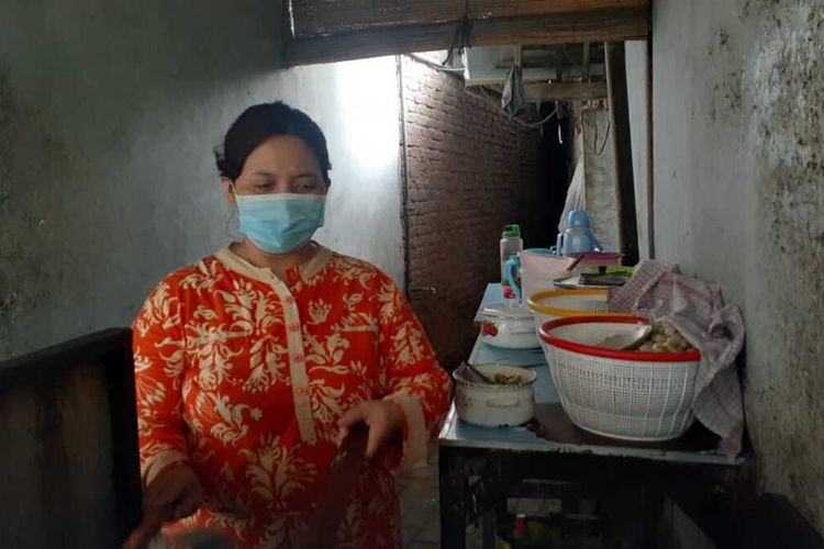 SUKSES-- Luki Dariyanti, 43, seorang ibu rumah tangga asal Desa Bantengan, Kecamatan Wungu, Kabupaten Madiun, Jawa Timur sukses berjualan pentol goreng di teras rumahnya.