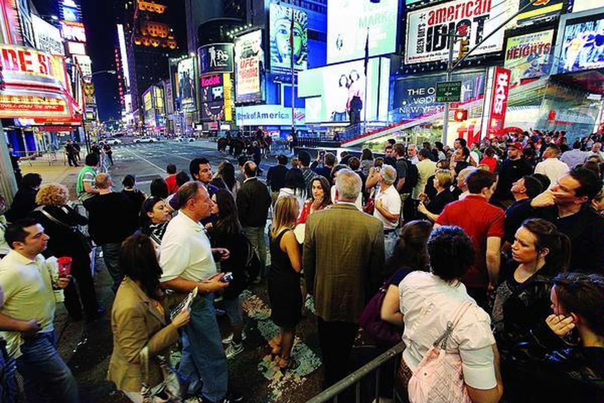 Orang-orang berkerumun di Times Square, dekat 46th Street, di New York, Sabtu (1/5). Polisi menutup sejumlah jalan di Times Square guna menyelidiki sebuah mobil yang dicurigai membawa sesuatu.