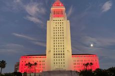 Pertama Kali, Lampu Merah Putih Hiasi Gedung Balai Kota Los Angeles